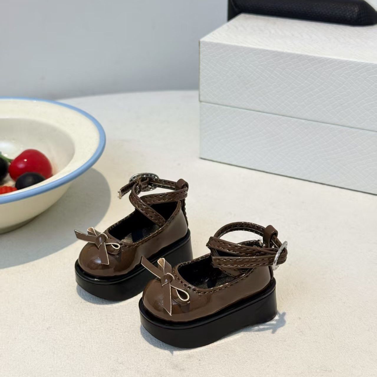 Vintage Collectible Shoes - コーヒーブラウンのボウプラットフォームドールシューズ、光沢のあるPUレザー、1/4 BJDドール用ヴィンテージロリータフットウェアアクセサリー、シューズのみ