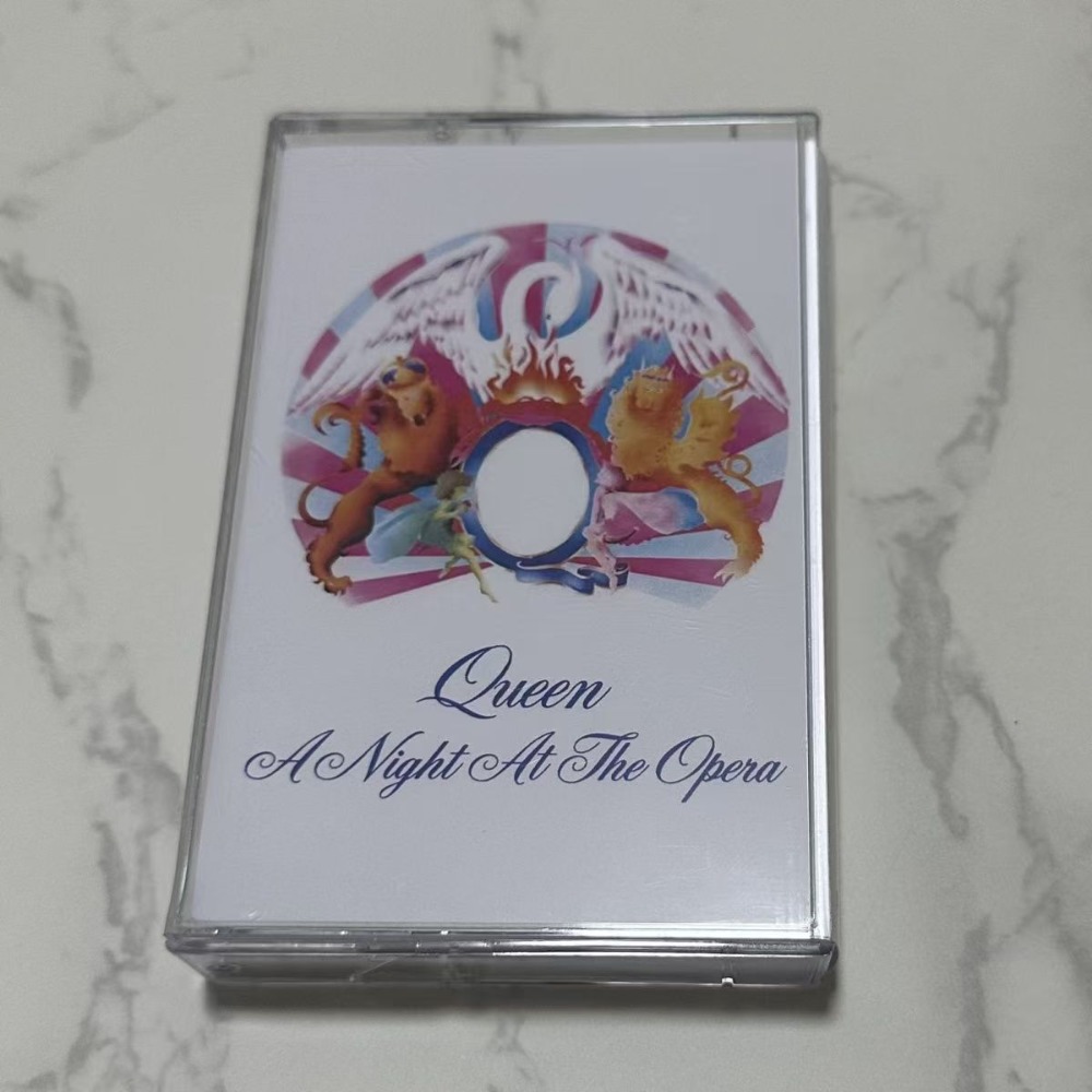 Vintage Collectible & Vintage Dolls - ヴィンテージのプラスチック製カセットテープ。クイーンのアルバム「A Night at the Opera」。全曲収録。音楽愛好家やご家庭に最適な、クラシックなコレクションアイテム。
