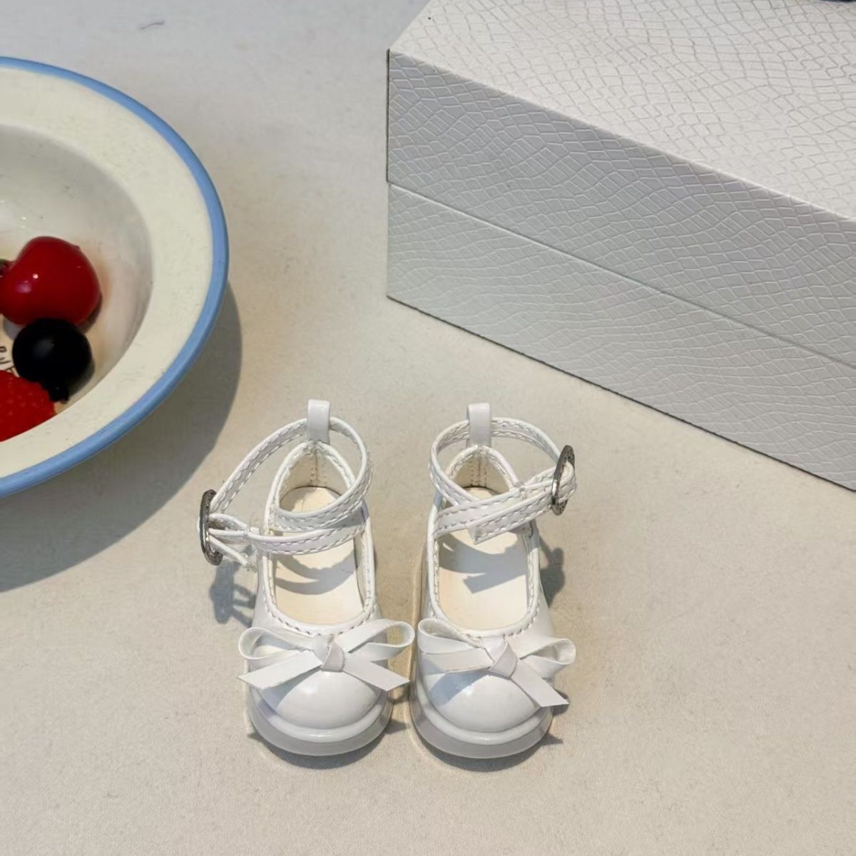 コーヒーブラウンのボウプラットフォームドールシューズ、光沢の - Vintage Collectible Shoes のレビューと価格