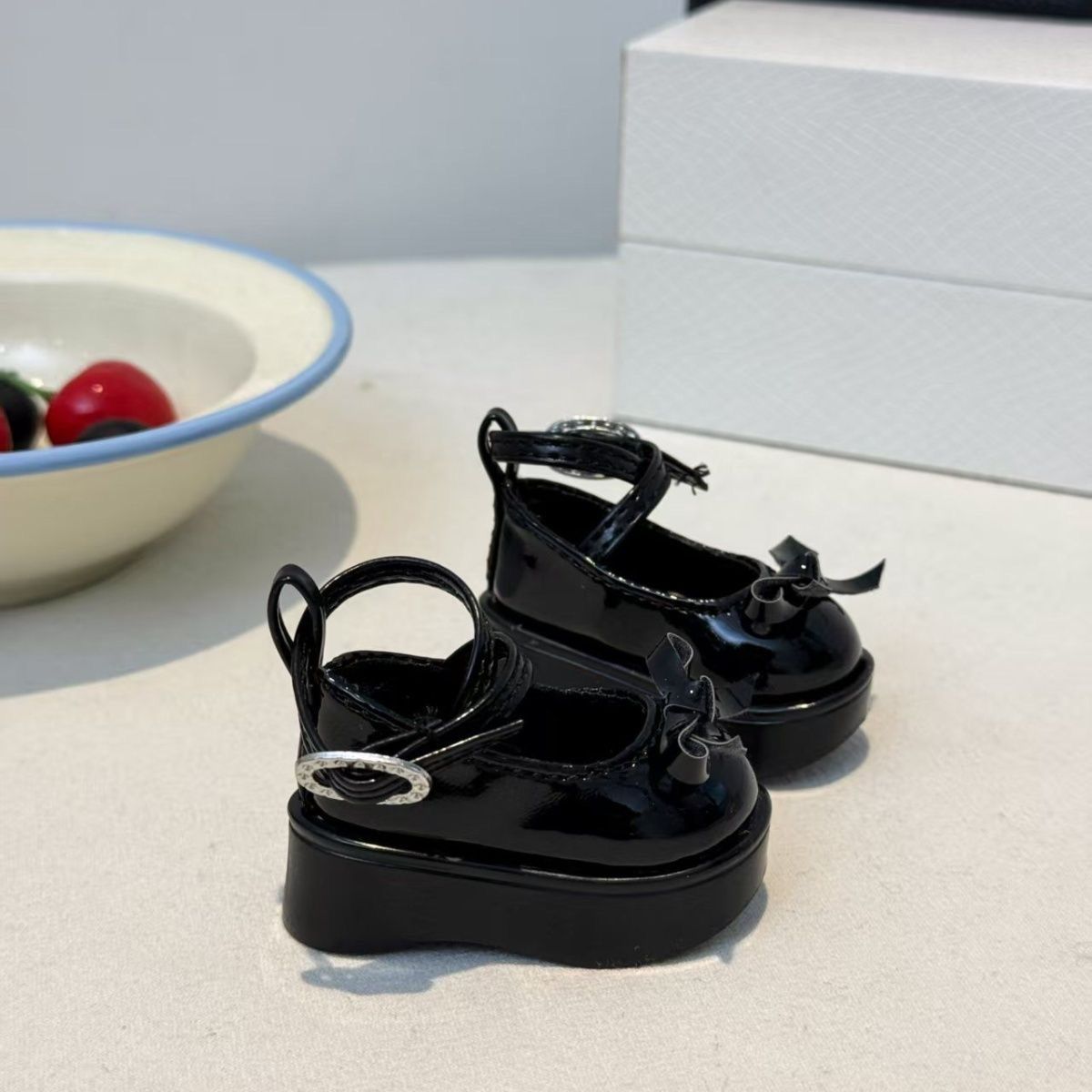 コーヒーブラウンのボウプラットフォームドールシューズ、光沢の - Vintage Collectible Shoes のレビューと価格